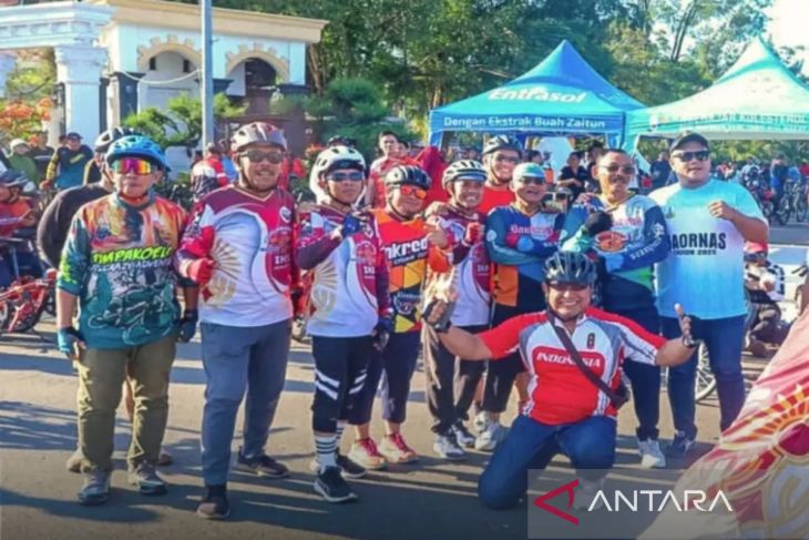 Ketua DPRD Banjarbaru Rizky foto bersama goweser di event Haornas