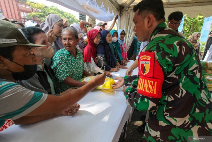 Antrean pembeli bahan pangan murah di Surabaya