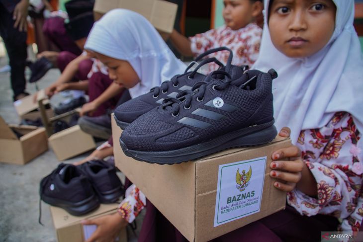 Bantuan sepatu gratis untuk siswa kurang mampu di Lumajang