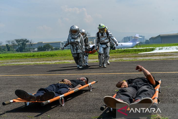 Simulasi keadaan darurat di Bandara Husein Sastranegara