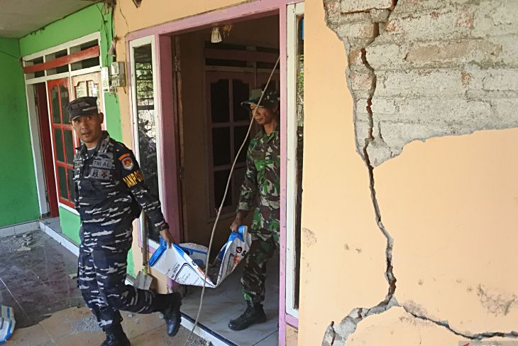 Bersih-bersih reruntuhan dampak gempa di Situbondo