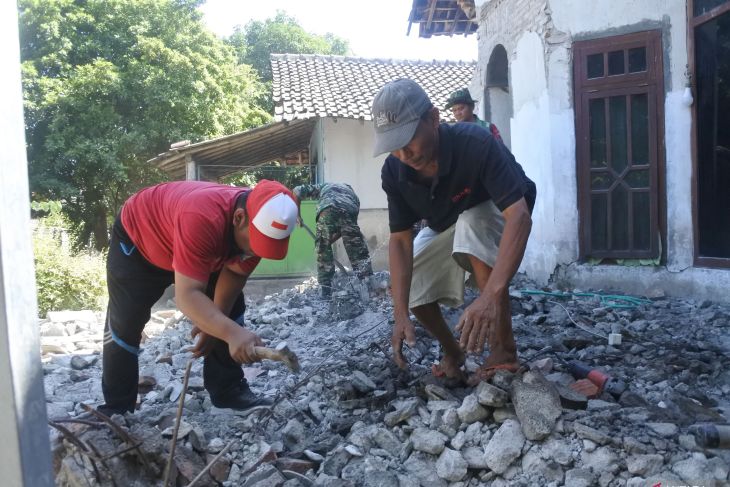 Bersih-bersih reruntuhan dampak gempa di Situbondo