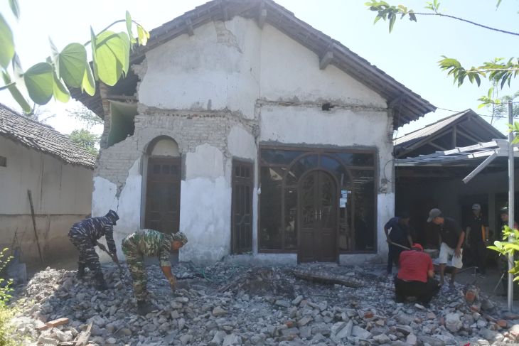 Bersih-bersih reruntuhan dampak gempa di Situbondo