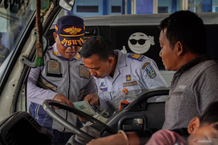 Pemeriksaan kelaikan angkutan umum di Lumajang