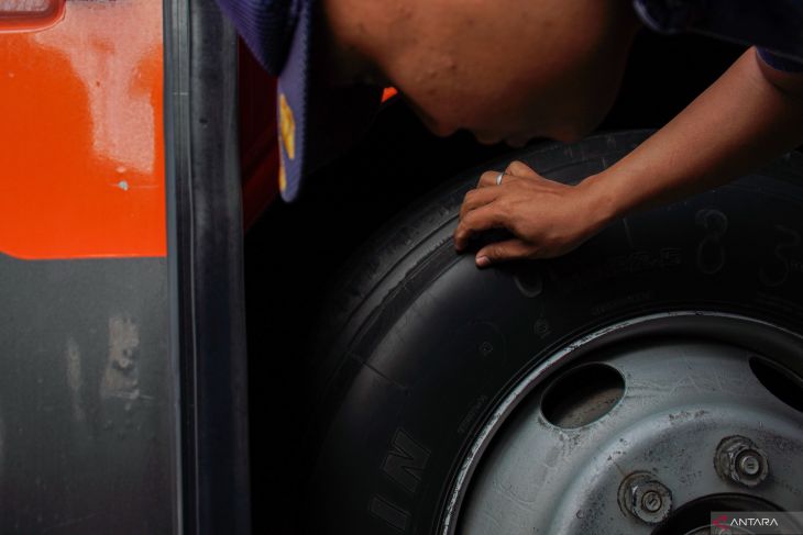 Pemeriksaan kelaikan angkutan umum di Lumajang