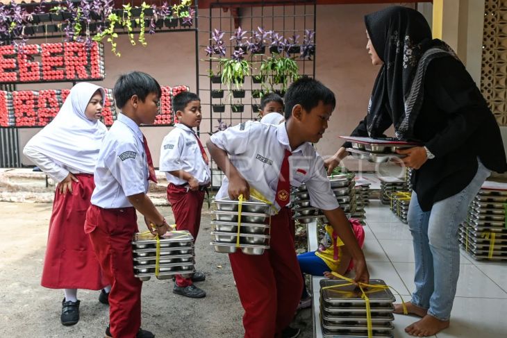 Foto: Wali murid bantu pendistribusian MBG di sekolah