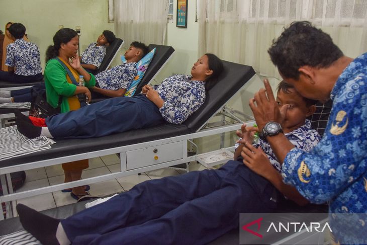 Evakuasi korban diduga keracunan MBG di Kota Banjar
