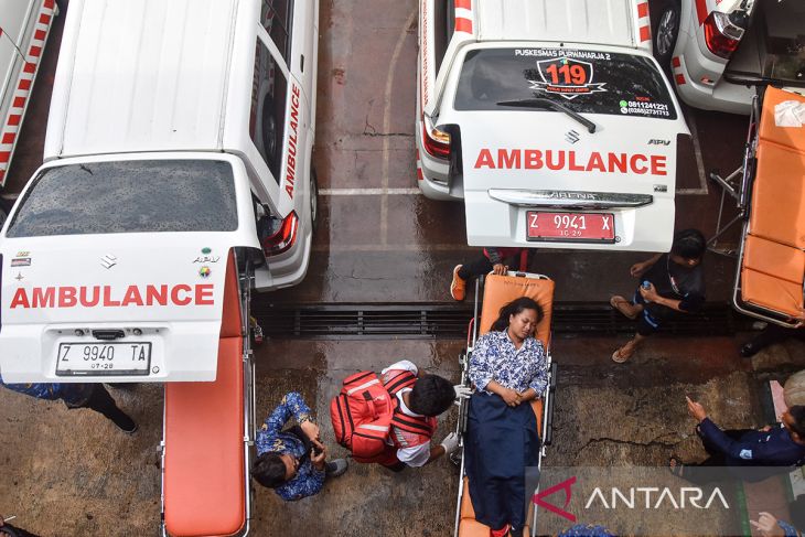 Evakuasi korban diduga keracunan MBG di Kota Banjar