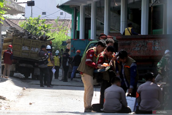 Pembongkaran material mushalla ambruk di Ponpes Al Khoziny