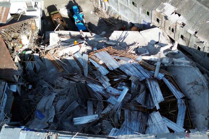 Pembongkaran material mushalla ambruk di Ponpes Al Khoziny