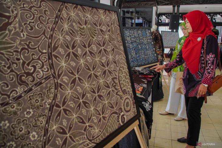 Peringatan Hari Batik Nasional di Lumajang