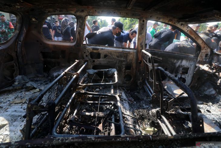 Gotong royong bersihkan perkantoran pascakerusuhan di Kediri