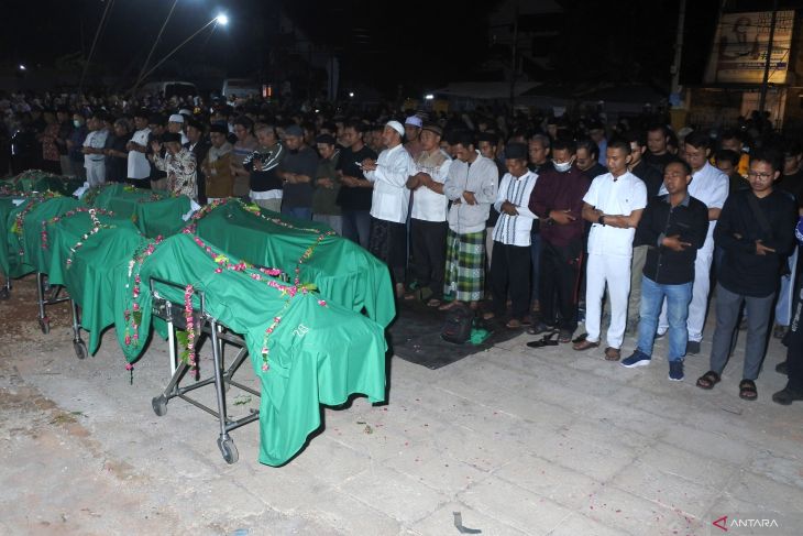 Shalat jenazah korban kecelakaan bus