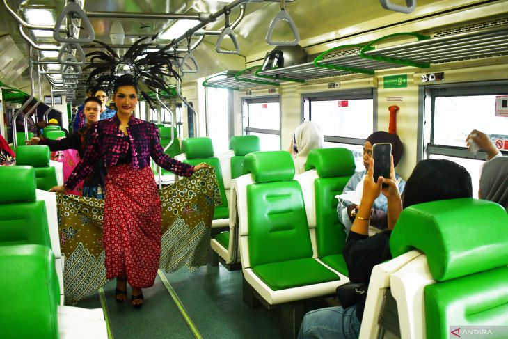 Peringatan Hari Batik Nasional di stasiun KA Madiun