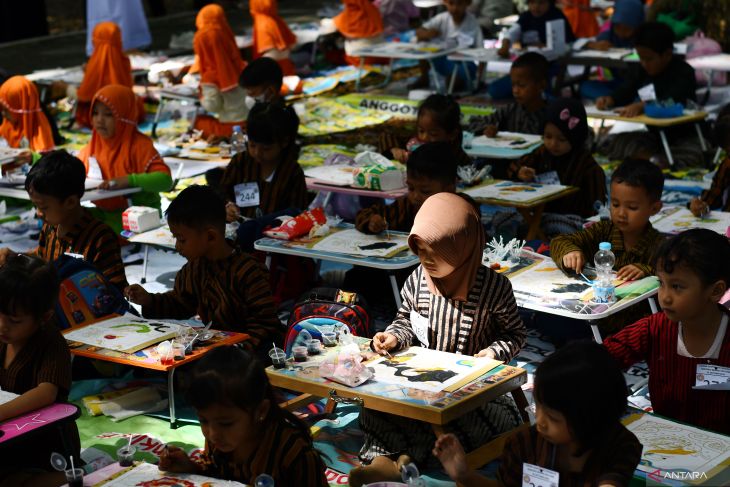 Lomba mewarnai batik Hari Batik Nasional