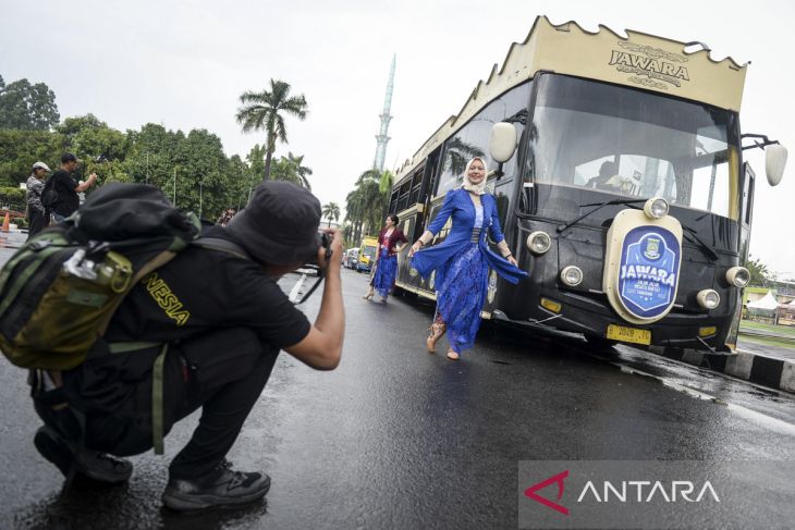 Parade batik di bus Jawara