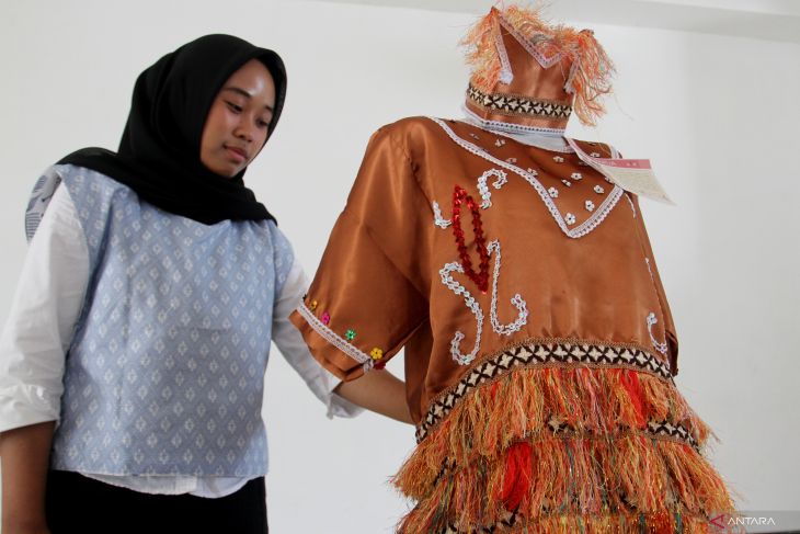 Pameran alat musik dan baju adat nusantara