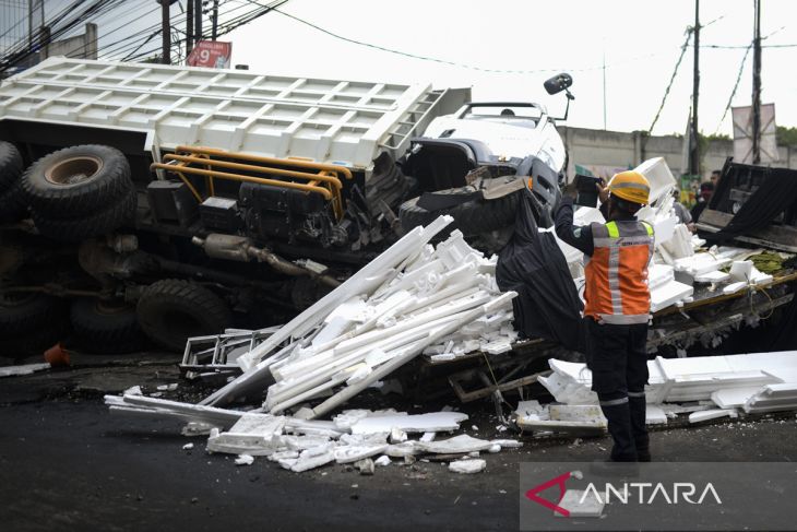 Kecelakaan truk terjun dari ruas tol Tangerang-Merak