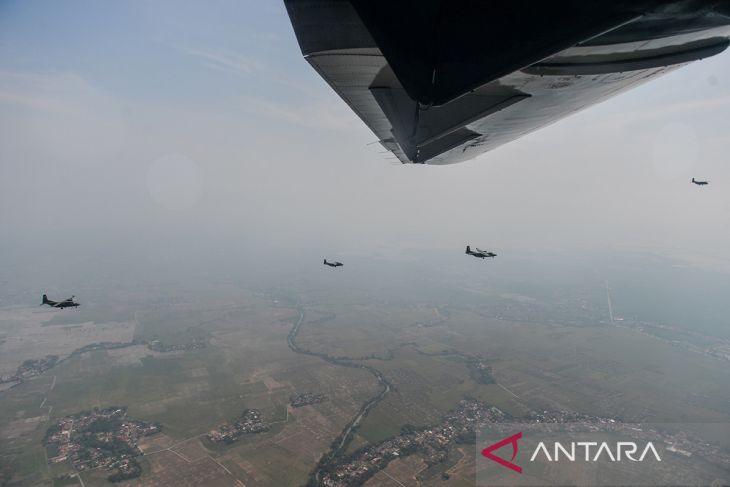 Terbang formasi HUT Ke-80 TNI