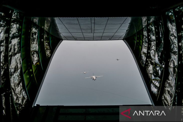 Terbang formasi HUT Ke-80 TNI