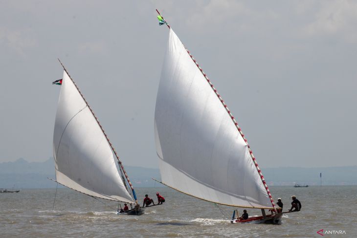 Lomba balap perahu layar tradisional di Surabaya