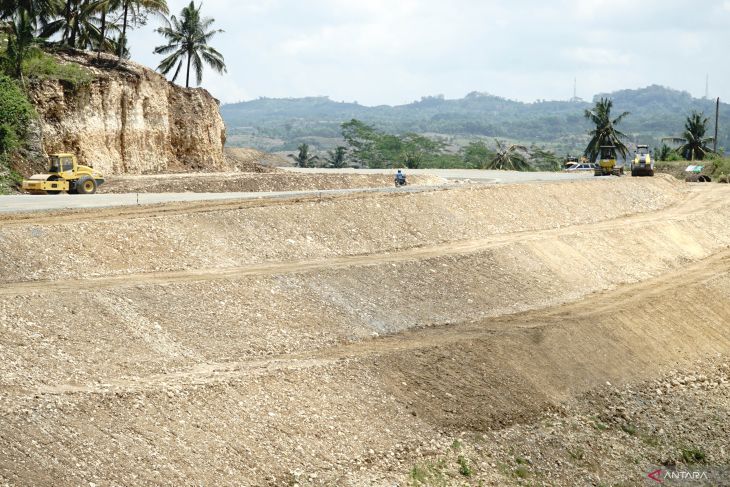 Progres pembangunan Jalan Lintang Selatan di Tulungagung