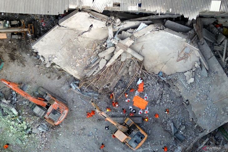 Evakuasi jenazah korban mushalla ambruk di Ponpes Al Khoziny