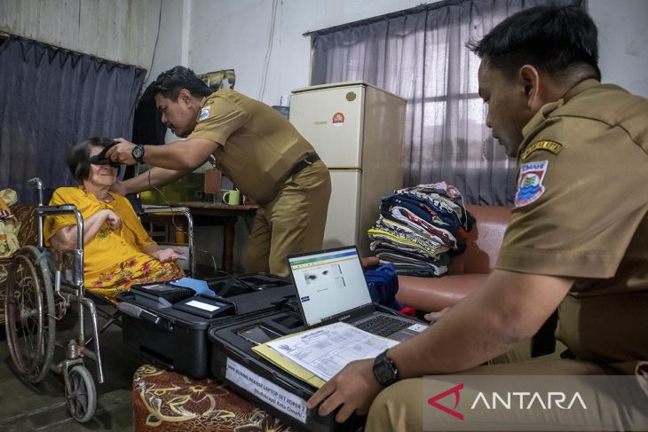 Layanan jemput bola KTP elektronik lansia dan disabilitas