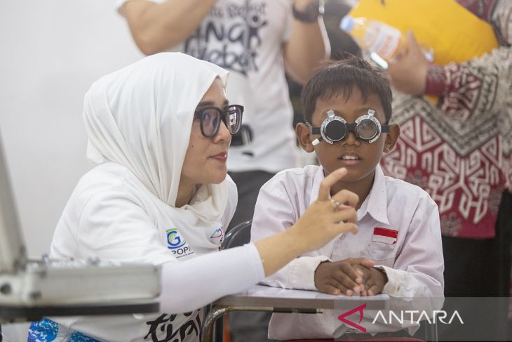 Pembagian kacamata gratis di Indramayu