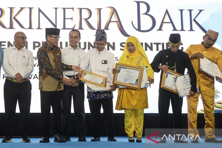 Penghargaan desa berkinerja baik dalam konvergensi penurunan stunting