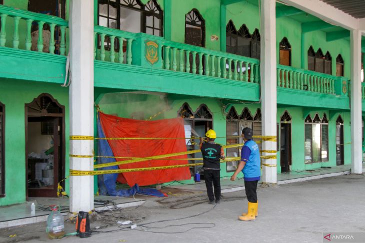 Penyemprotan disinfektan di Ponpes Al Khoziny