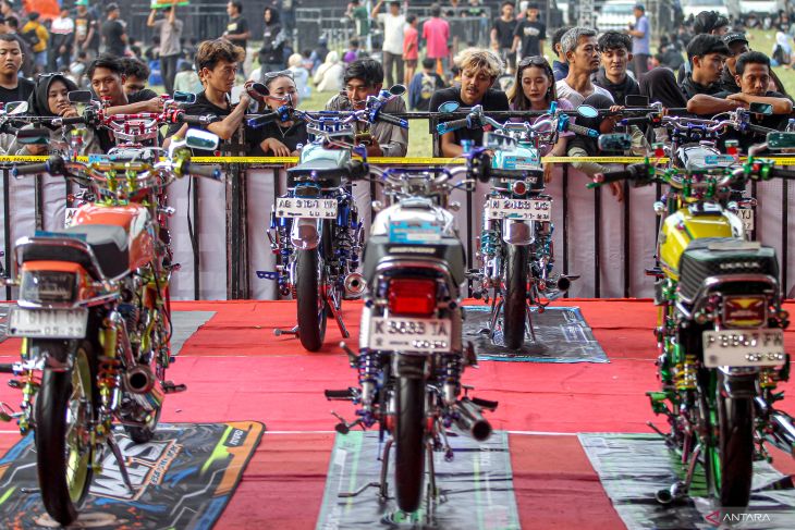 Kontes modifikasi motor klasik di Nganjuk
