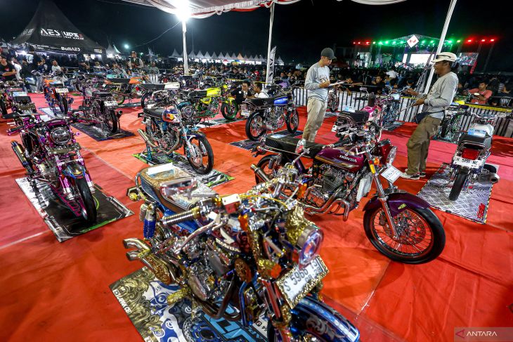 Kontes modifikasi motor klasik di Nganjuk