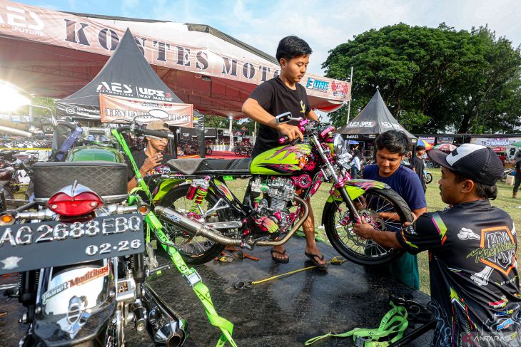 Kontes modifikasi motor klasik di Nganjuk