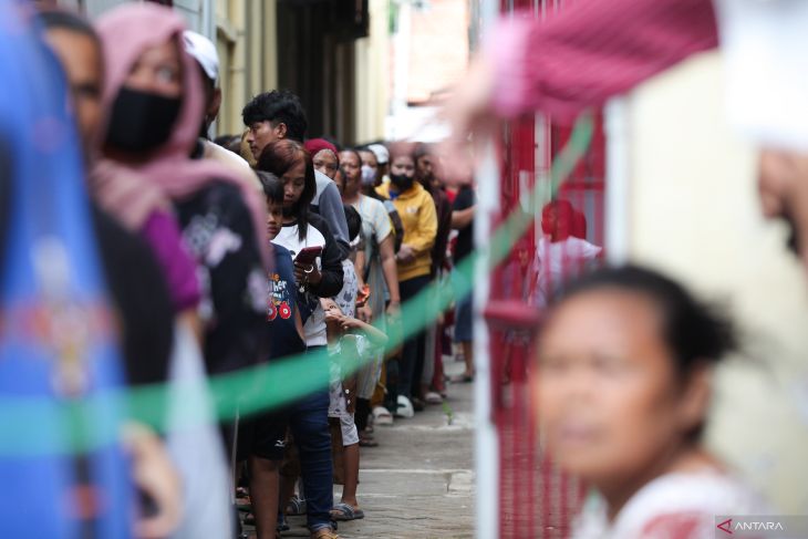 Derma sosial pembagian sembako gratis di kelenteng Boen Bio