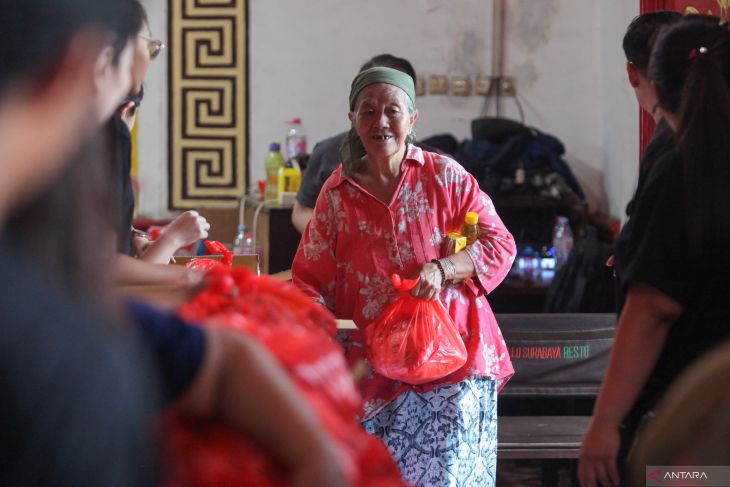 Derma sosial pembagian sembako gratis di kelenteng Boen Bio