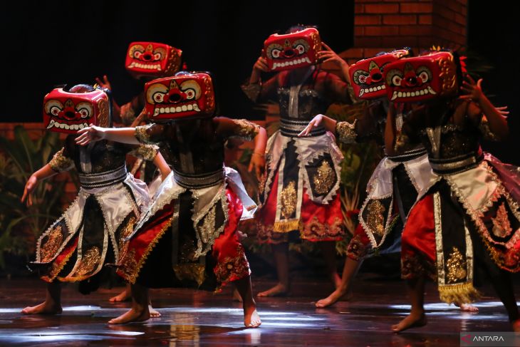Gelar karya seni tari di Surabaya