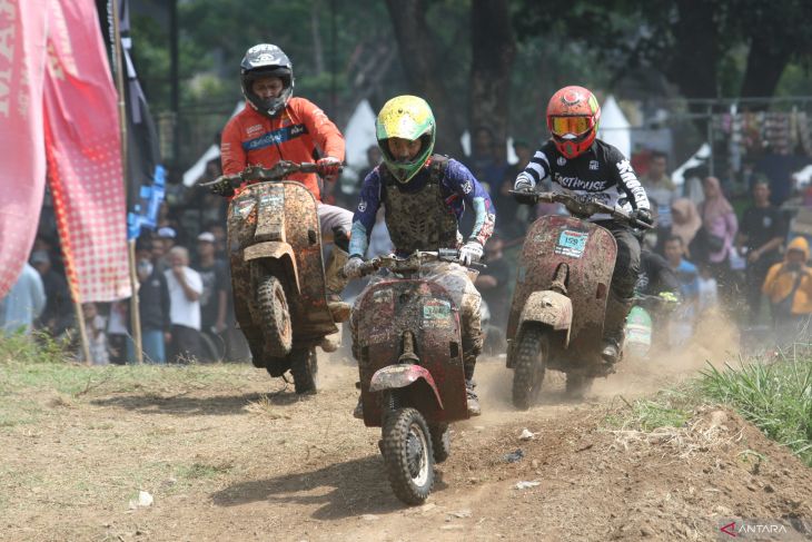 Balap Vespa modifikasi offroad