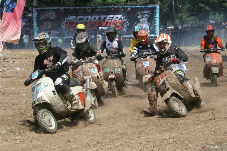 Balap Vespa modifikasi offroad