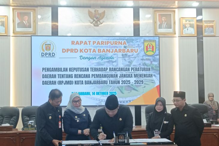 Ketua DPRD tandatangani pengesahan Perda RPJMD Banjarbaru 2025-2025