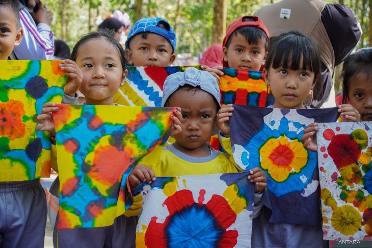 Aksi membatik serentak siswa TK di Lumajang
