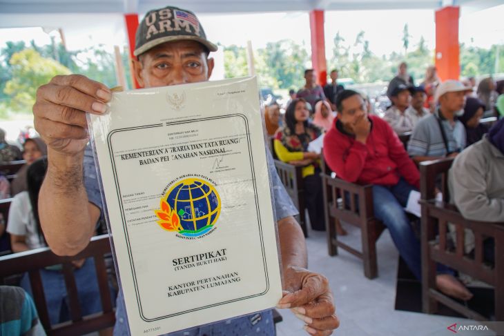 Penyerahan sertifikat tanah program PTSL di Lumajang