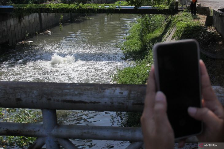 Gelembung berbau gas muncul di sungai di Surabaya