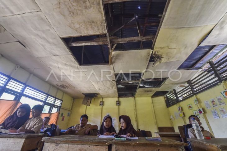 Sekolah rusak dan kekurangan kelas di Jambi