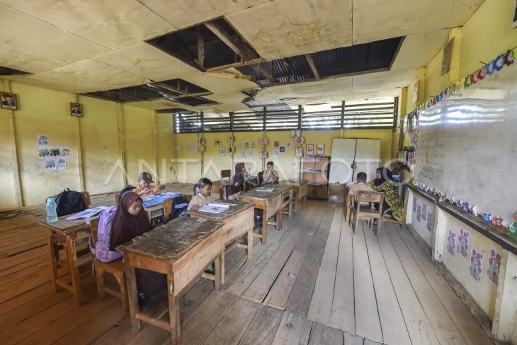 Sekolah rusak dan kekurangan kelas di Jambi