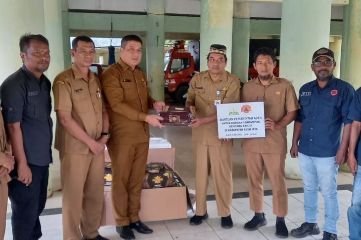 Banjir di Aceh Jaya meluas, pemerintah mulai salurkan bantuan 200 kain sarung