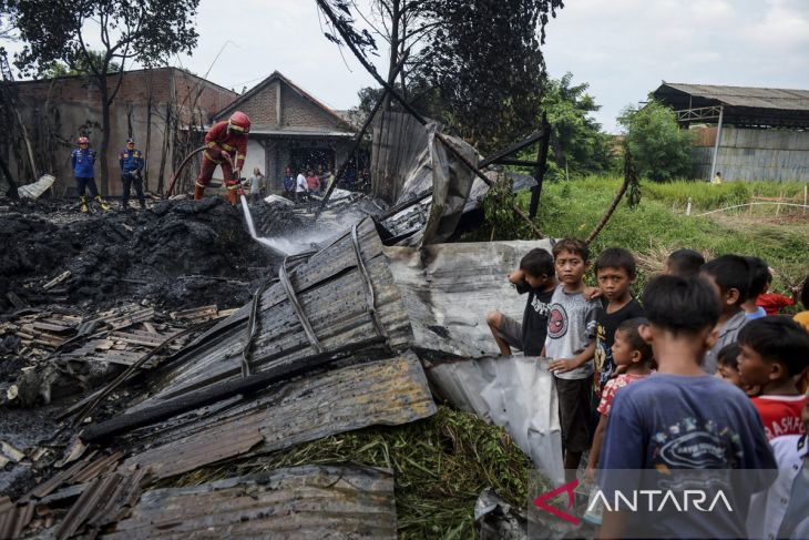 Kebakaran lapak limbah di Tangerang