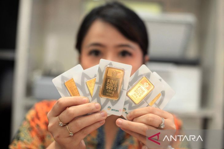 Harga emas Antam Selasa ini turun Rp20.000 ke angka Rp2,574 juta/gr