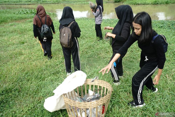 Aksi tanam pohon dan bersih sungai dari sampah plastik