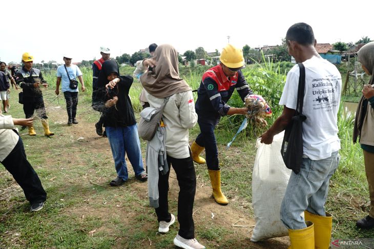 Aksi tanam pohon dan bersih sungai dari sampah plastik